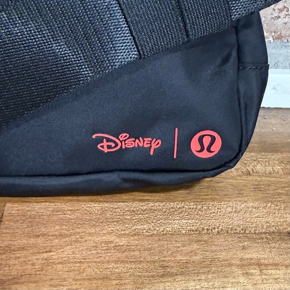 Disney x lululemon Everywhere Belt Bag Mickey in Motion Graphic - Picture 5 of 8